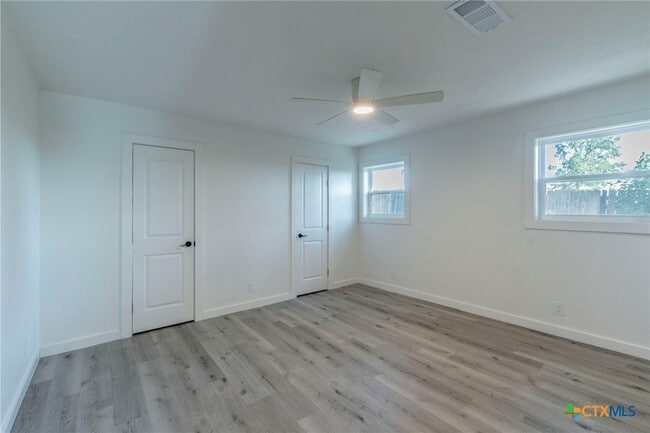 Building Photo - 4013 Valley View Dr