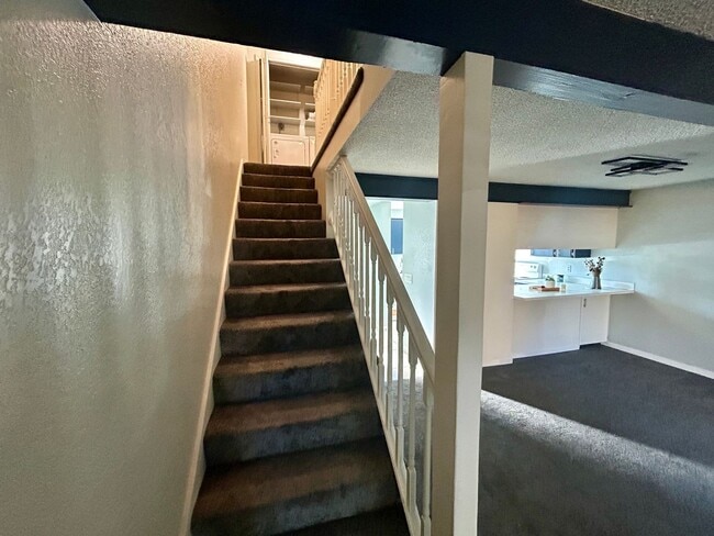 Building Photo - Fantastic 2 bed 1.5 bath townhome in Lynnw...