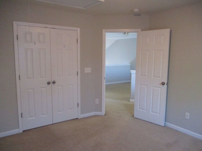 Building Photo - Pretty 3 Bedroom Townhouse in the Clemmons...