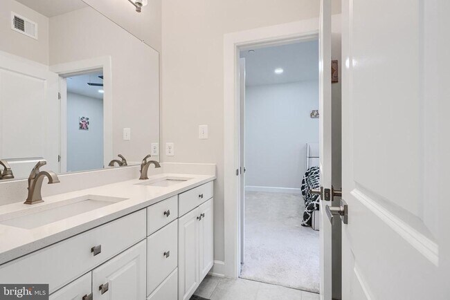 Building Photo - 7123 Starmount Ct