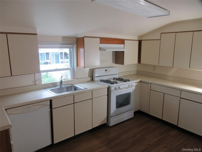 Building Photo - 98 Lincoln Ave