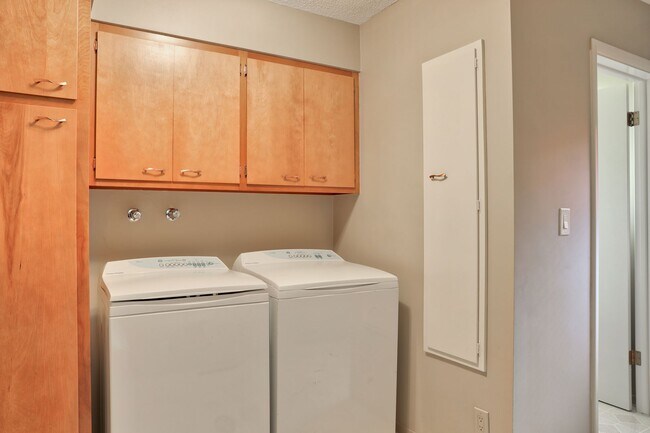 Building Photo - Its all about location! This exquisite home is located in an established neighborhood, convenient...