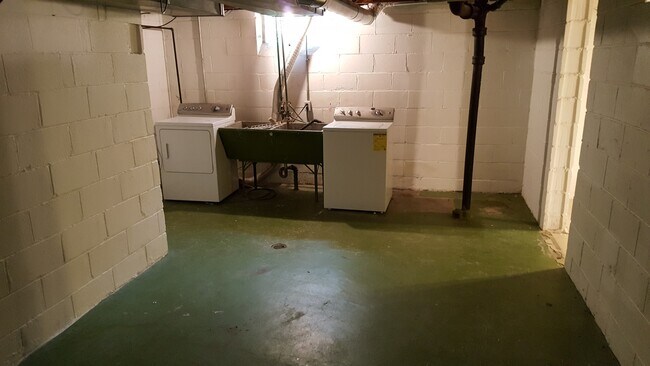 Building Photo - 13660 Manhattan St