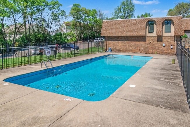 Building Photo - 420 Walton Ln