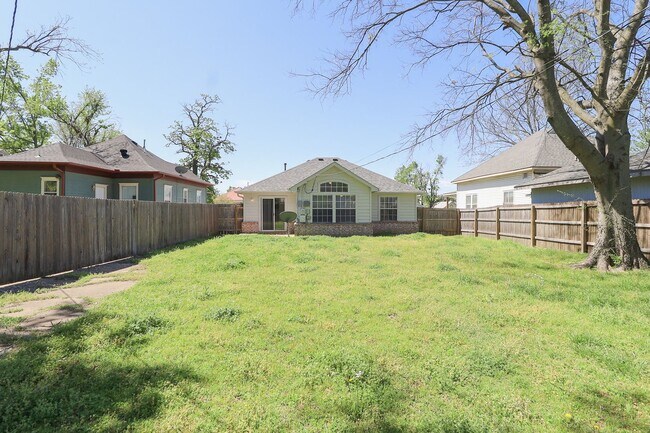 Building Photo - 2 Bed 1 Bath House in Claremore
