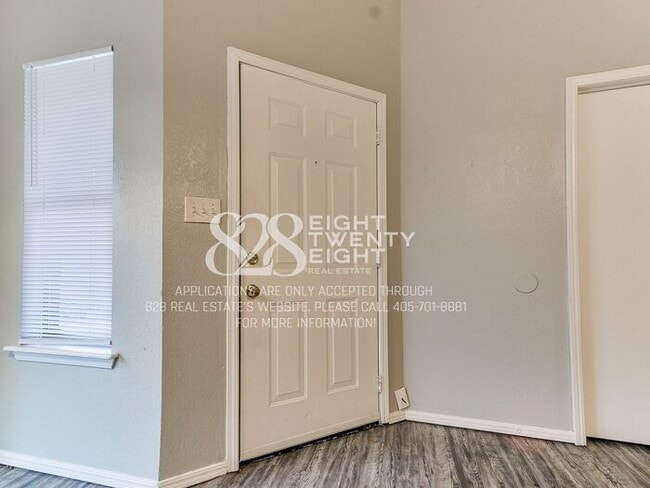 Building Photo - Now Touring & Available for Move in! 3 Bed/1.5 Bath Duplex in West Norman!