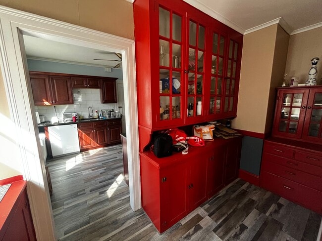 Building Photo - 1st Floor Apartment in Ideal West Hartford...