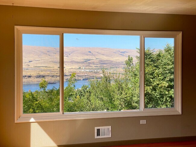 Building Photo - Home With Amazing River Views!