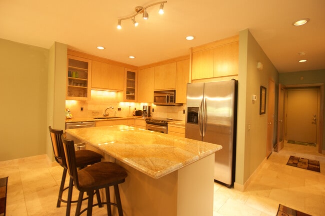 Building Photo - Furnished Seasonal Rental Through April 20...