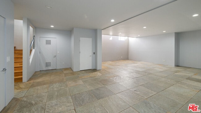 Building Photo - 143 Union Jack Mall