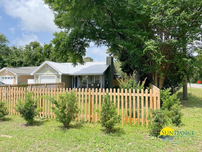 Building Photo - Charming 3-Bedroom Home in Shalimar – Conv...