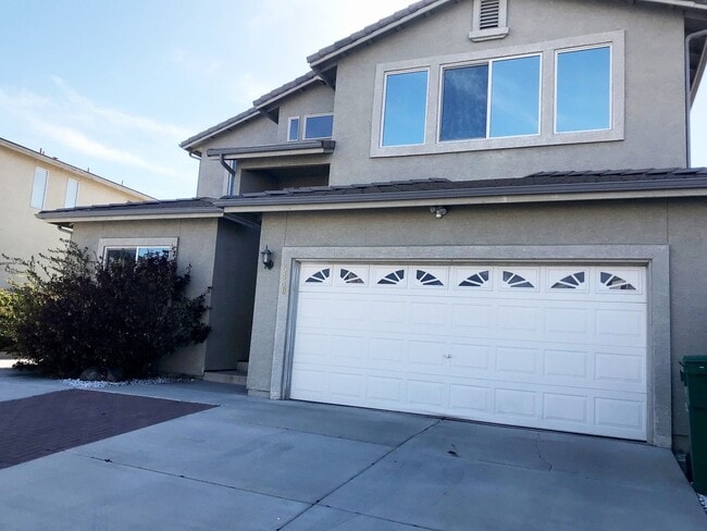 Building Photo - Spacious Home with Convenient Location