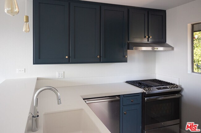 Building Photo - 906 Hyperion Ave