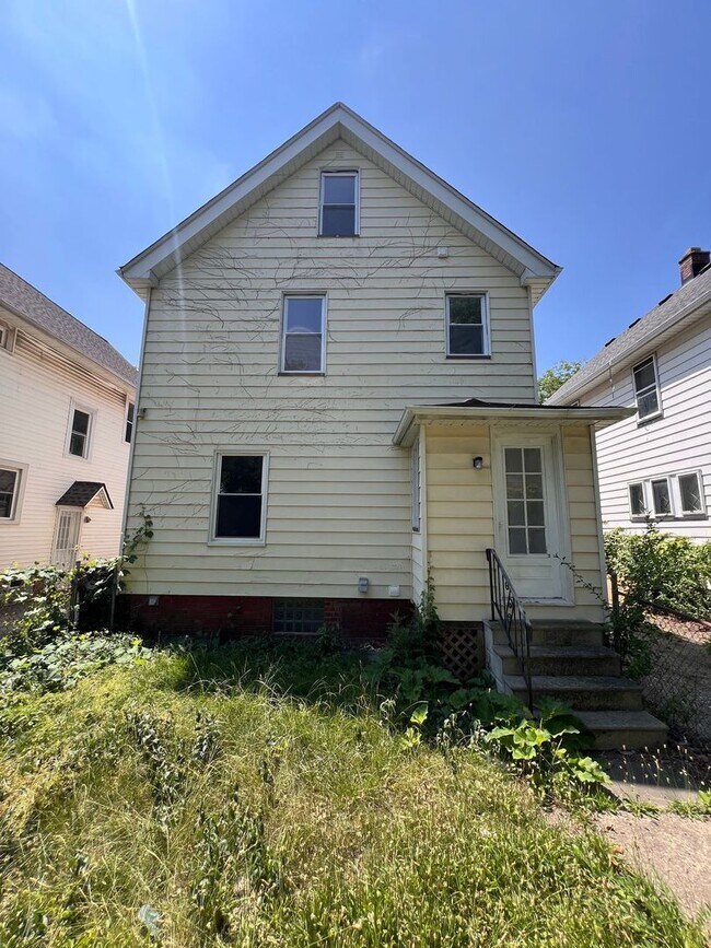 Building Photo - 15403 School Ave