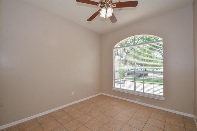 Building Photo - 6327 Drake Elm Dr