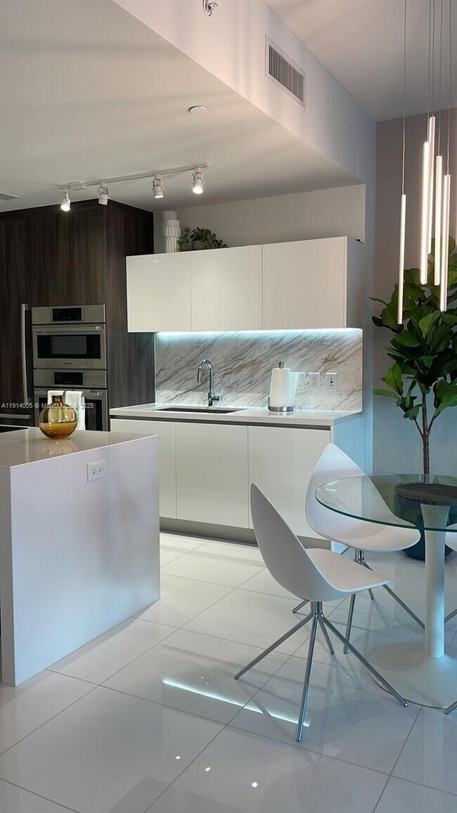 Building Photo - 851 NE 1st Ave