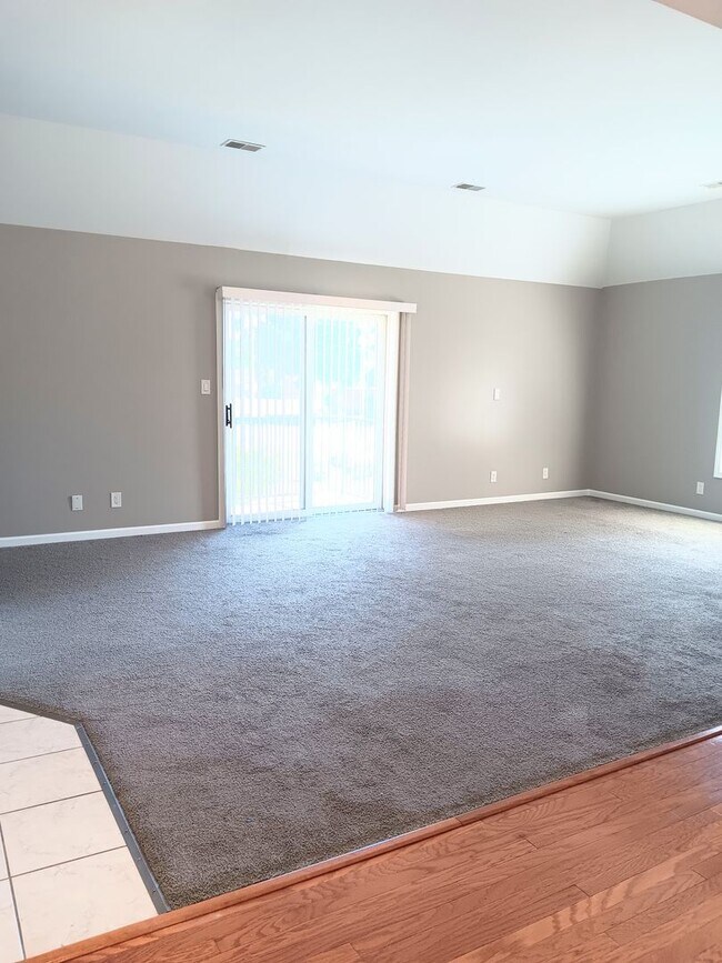 Building Photo - Spacious Condo with Modern Comforts