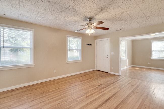 Building Photo - 23 N Parkwood Dr