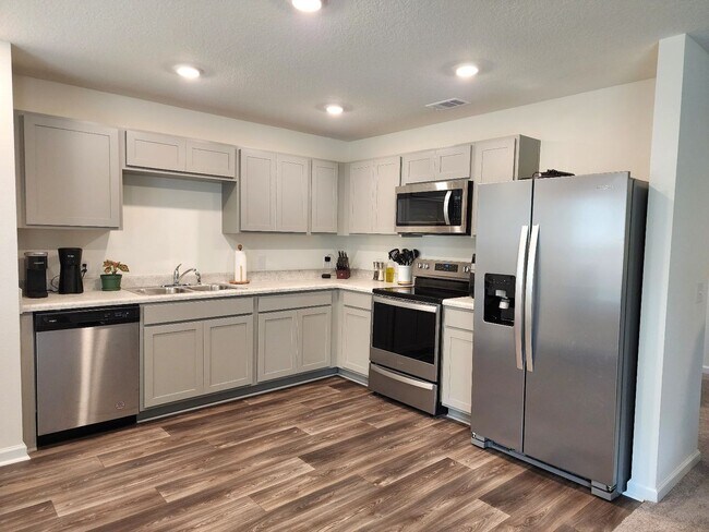 Building Photo - This attractive 3/2 Newer Home is situated...