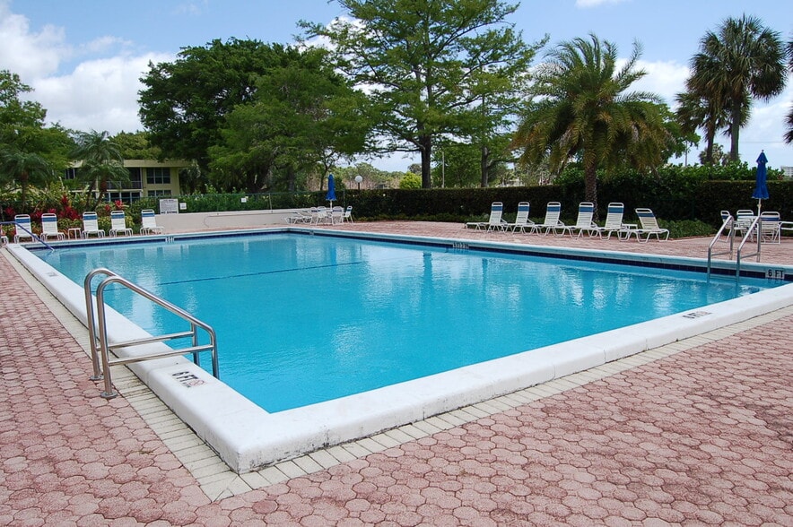 Building Photo - 575 Oaks Ln