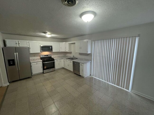 Building Photo - 121 Scenic Pk Pl