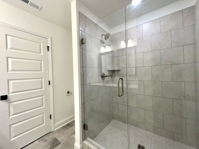 Building Photo - Spacious Townhome Located Minutes from Downtown Gallatin and Hendersonville!