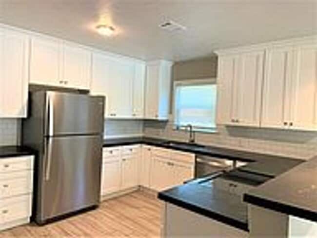 Building Photo - Available August 2026! 2 Bed House Near Downtown Bryan!