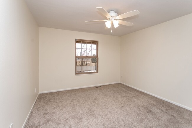 Building Photo - Spacious & Bright Broadmoor Townhome with Covered Deck!
