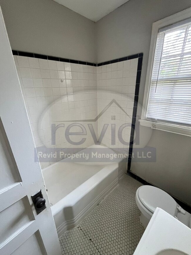 Building Photo - 2562 Quail Ave
