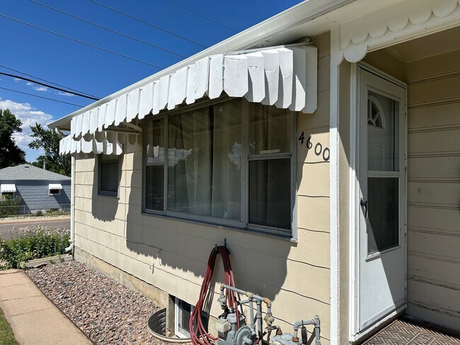Building Photo - Recently updated 2-bedroom, 1-bath unit in a well-maintained Englewood fourplex w/ a shared yard!...