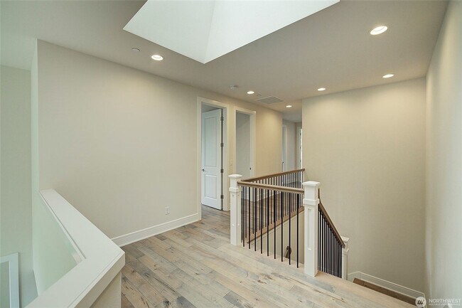 Building Photo - 5Bd/4Ba Bellevue House