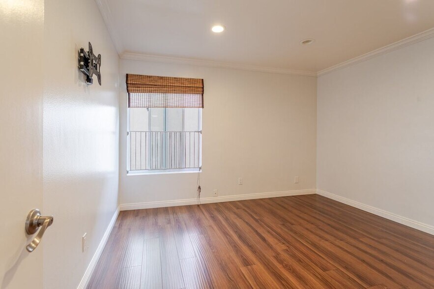 Building Photo - 14990 Victory Blvd