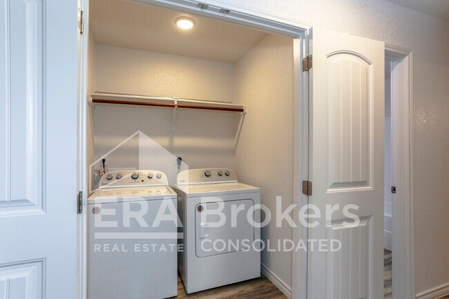 Building Photo - 205 Dolphin Dr