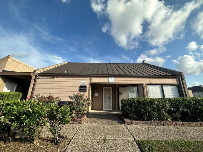 Building Photo - 206 Plaza Verde Dr