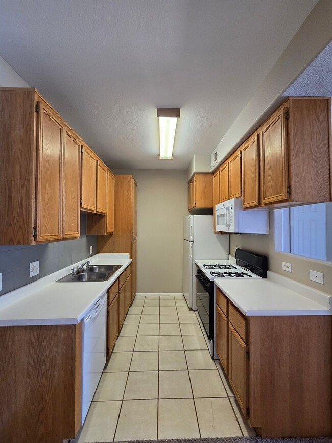 Building Photo - A Fabulous 2 Bedroom Downstairs Condo Cent...