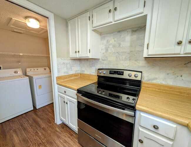 Building Photo - "NOW AVAILABLE! Spacious 3-Bedroom Townhouse Retreat with 2.5 Baths in Orange Park Awaits!"