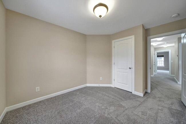 Building Photo - Beautiful Three Bed Two and Half Bath Town...