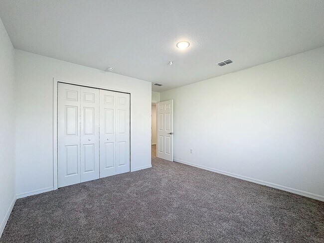 Building Photo - Townhouse For Lease in Saint Cloud