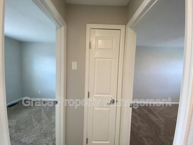 Building Photo - 9371 Bellaire Dr