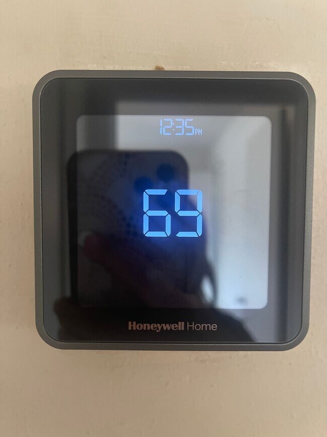 Building Photo - Pre-leasing for Fall! Adorable Remodeled House in Prime Location!