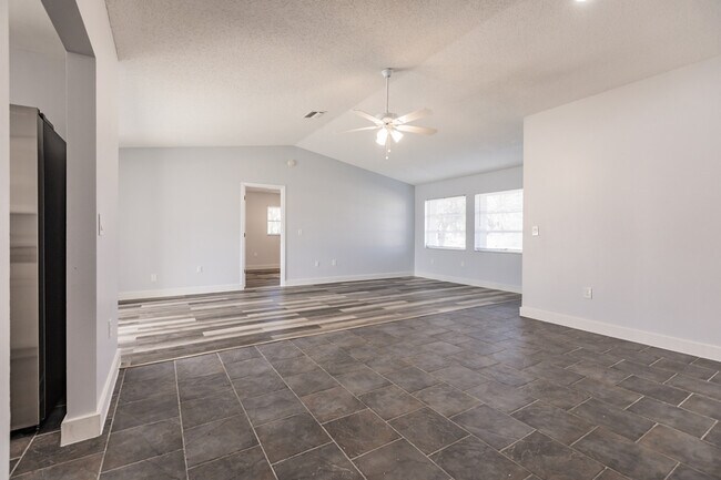 Building Photo - 11065 Waterford Ave