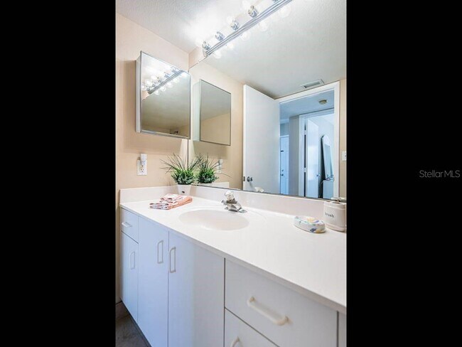 Building Photo - 6093 Bahia Del Mar Cir N
