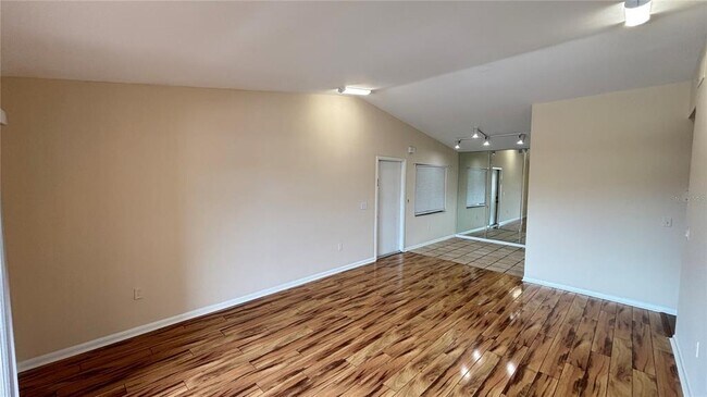 Building Photo - 5169 Vineland Rd