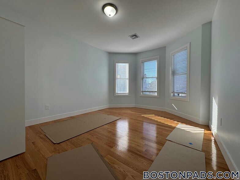 Building Photo - 7 Carson St