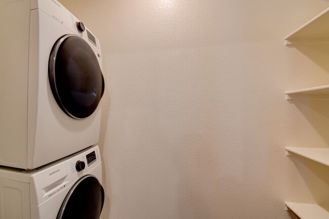 Building Photo - Great Townhouse in a gated community