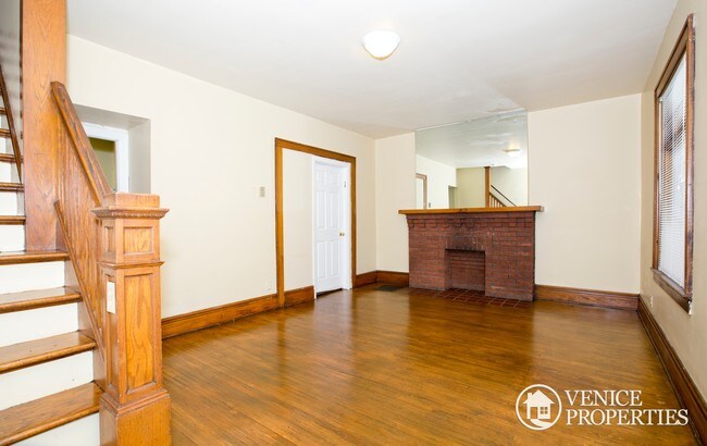 Building Photo - 103 W Norwich Ave