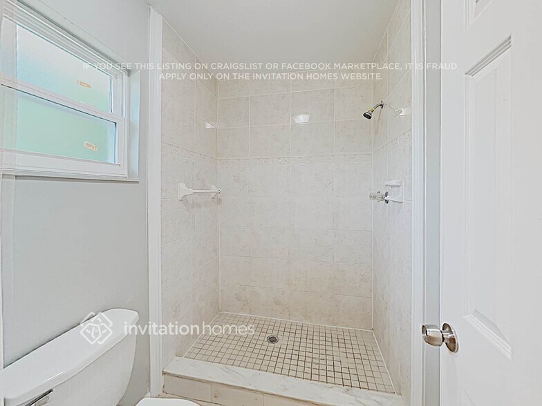 Building Photo - 900 Vincent Dr