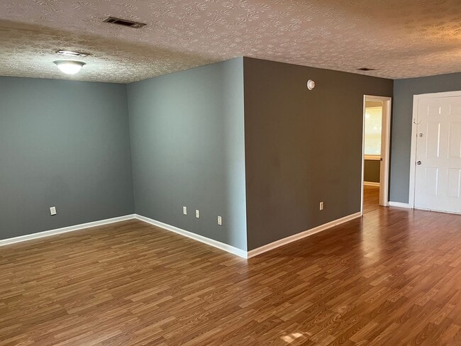 Building Photo - CLOSE TO UNIVERSITY