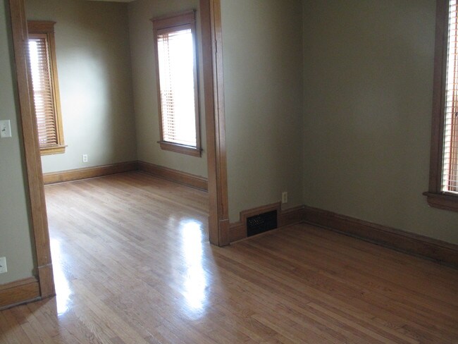 Building Photo - 556 S 26th Ave