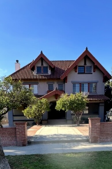 Primary Photo - 1753 Winona Blvd